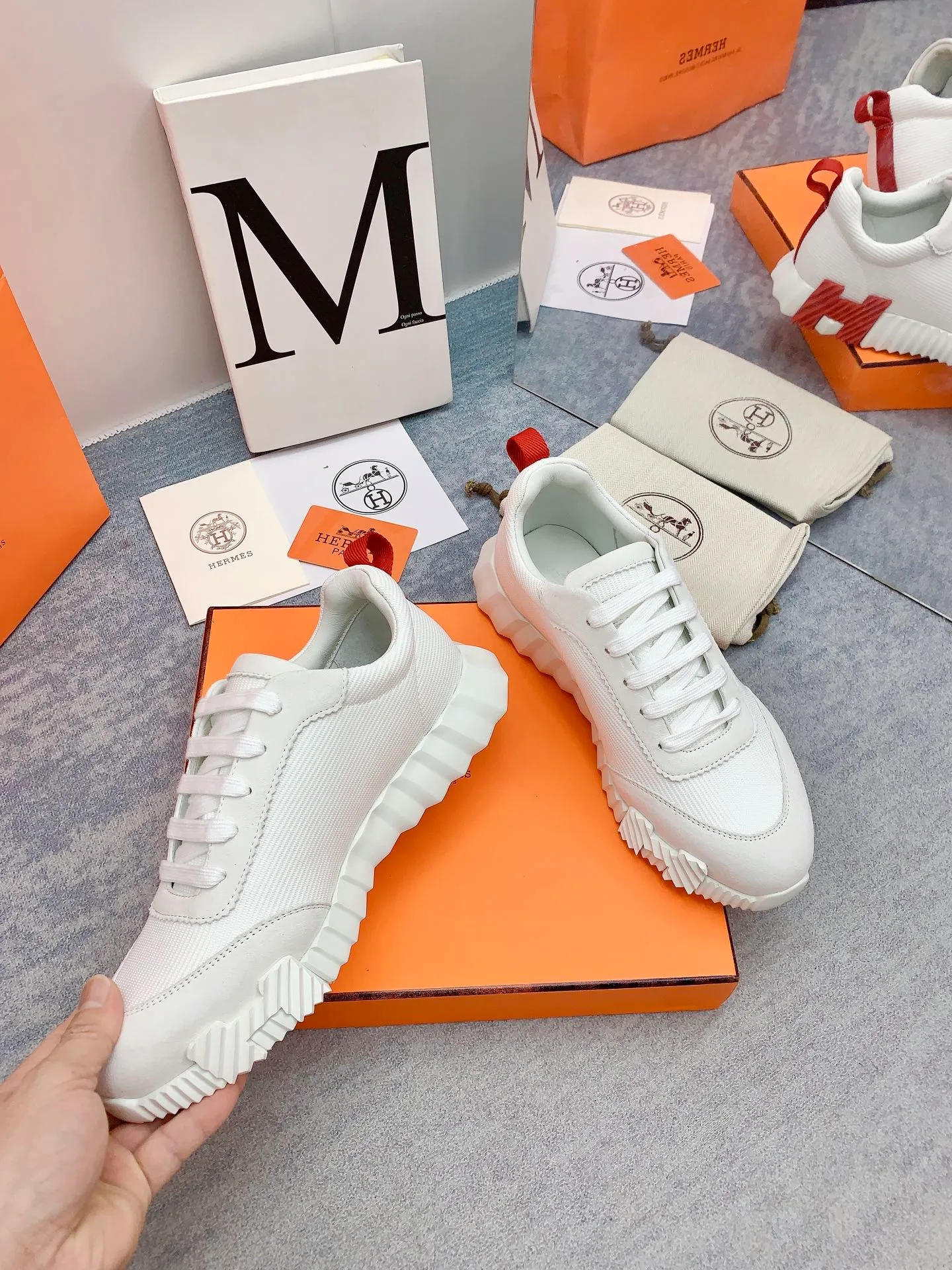 👟👟Ex-factory price 640👟👟 [Hermes] New Bouncing Couple 👫Sneakers. The most comfortable shoes from Hermès, no one else⃣️. They are very light on the feet and very beautiful. You will not feel tired when you go shopping and running around. 👍 The overall suede leather feels very good, very beautiful and very versatile. It is very light, comfortable and extremely light, suitable for both sports and leisure. It feels great to step on! 30+ men's and women's color combinations. You can choose, there will always be what you want~ ✅Fabric: Imported high mercerized sheep + original rain velvet ✅Inner: Imported silk sheepskin for lining insole ✅Outsole: Seamless combination of IP+TPU (multi-color letters) German technology irradiation machine ✅Code number: 35-41 for women and 38-46 for men (41 for women, 45.46 for men, customized and non-returnable)